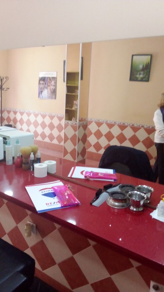 Mesa cogida a la pare