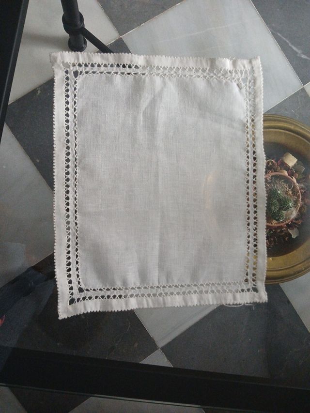 Centro de mesa de hilo blanco roto, bordado a mano