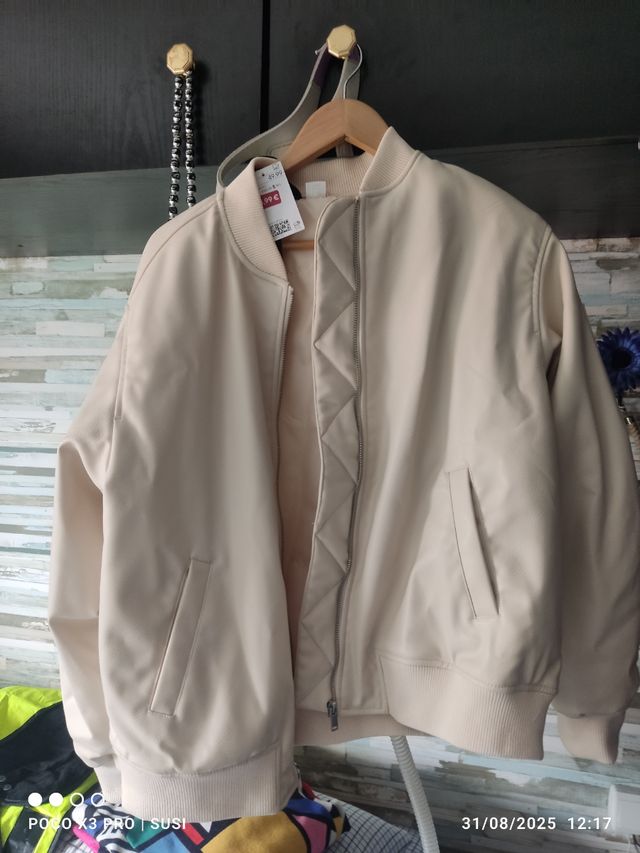 Cazadora bomber beige