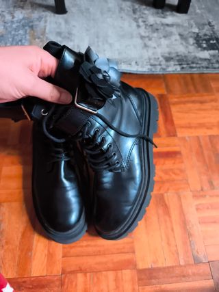 Botas negras con lazo