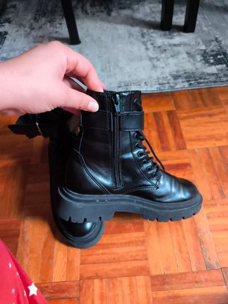 Botas negras con lazo