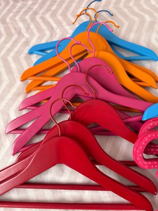 Perchas infantiles de madera y terciopelo