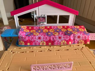 2 Muñecas Barbie y 2 Ken, coche y casa 