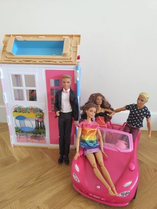 Pack: 2 Muñecas Barbie y 2 Ken, Coche y Casa