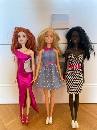 3 Muñecas Barbie y Vestidos todo 30€