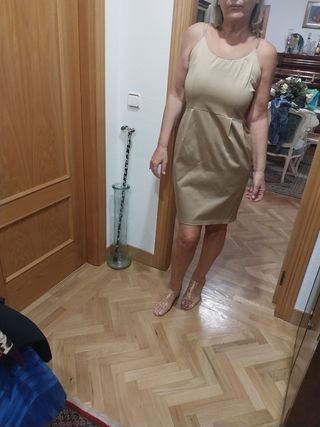 Vestido raso beige elegante