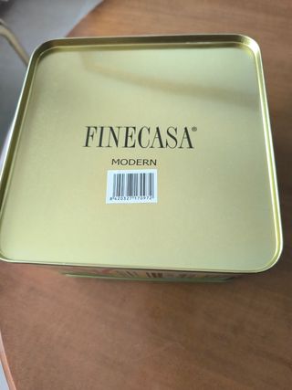 Juego de cuatro tazas té con diseño multicolor.