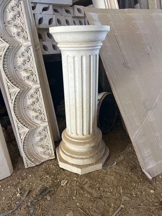 Columna de escayola blanca