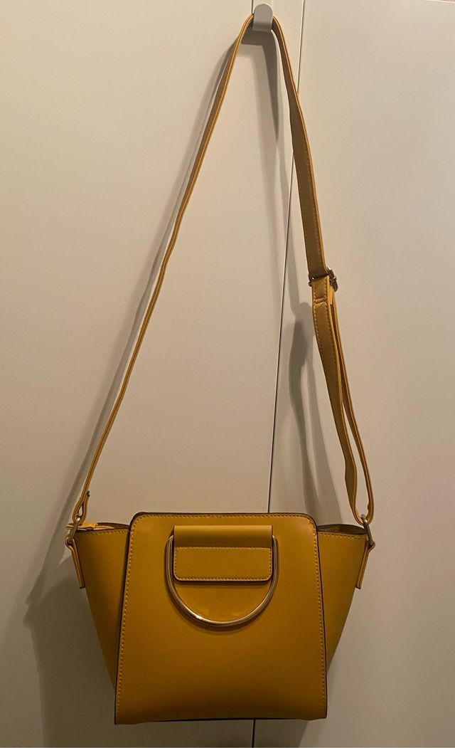 Bolso con cremallera de color mostaza