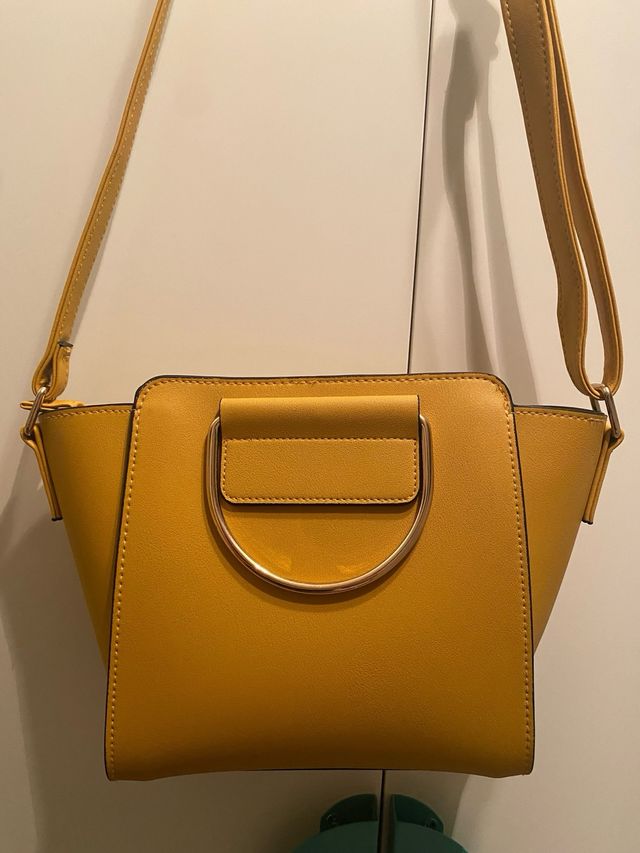 Bolso con cremallera de color mostaza