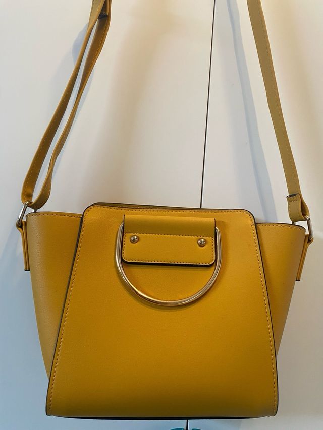 Bolso con cremallera de color mostaza