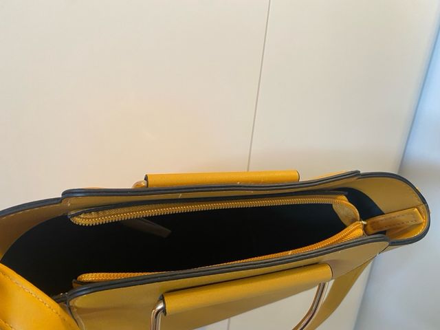 Bolso con cremallera de color mostaza