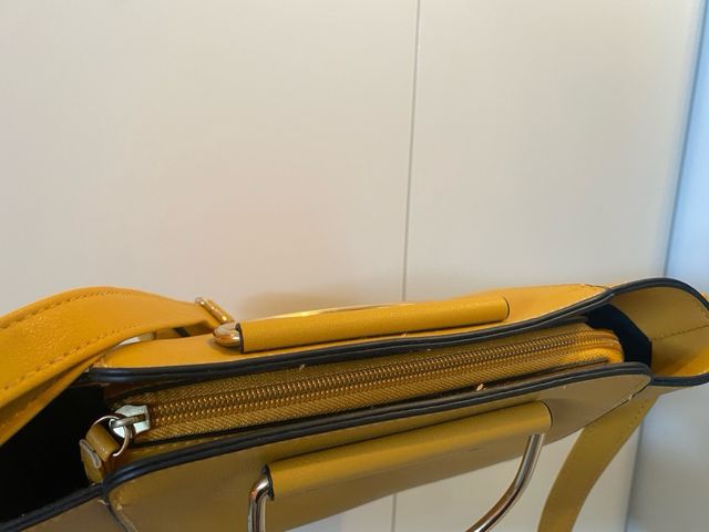 Bolso con cremallera de color mostaza