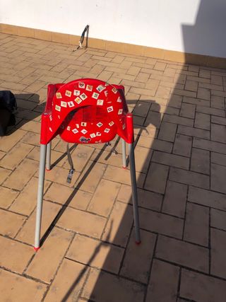Trona bebé roja usada