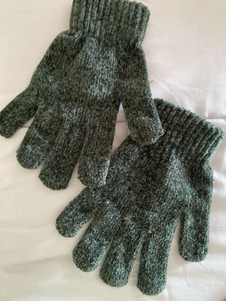 Bufanda beige y guantes verdes