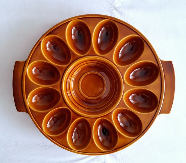 Plato huevos vintage marrón