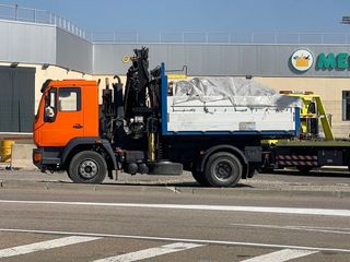 Se vende camion gancho porta contenedor con grua