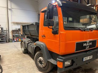 Se vende camion gancho porta contenedor con grua