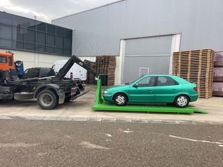 Se vende camion gancho porta contenedor con grua