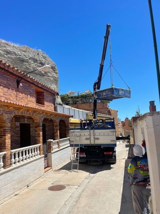 Se vende camion gancho porta contenedor con grua