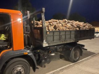 Se vende camion gancho porta contenedor con grua