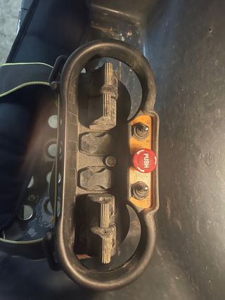 Se vende camion gancho porta contenedor con grua