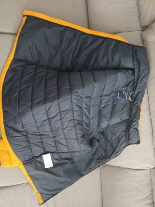 Chaqueta acolchada amarilla se cortó la etiqueta 