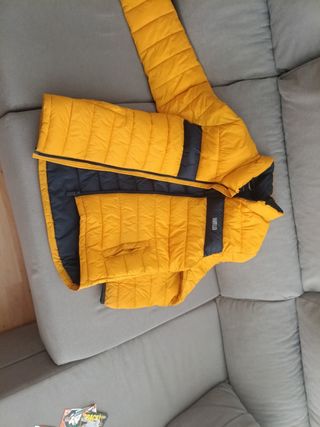 Chaqueta acolchada amarilla se cortó la etiqueta 