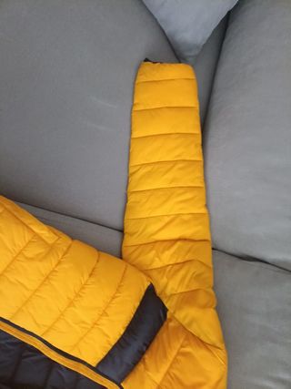 Chaqueta acolchada amarilla se cortó la etiqueta 
