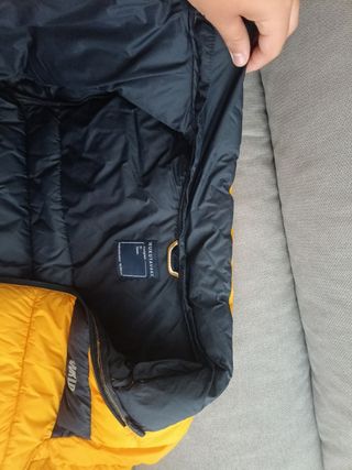 Chaqueta acolchada amarilla se cortó la etiqueta 