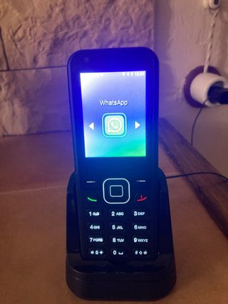 Teléfono móvil con teclado, es 4G, tiene whatsapp