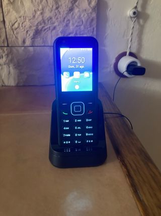 Teléfono móvil con teclado, es 4G, tiene whatsapp