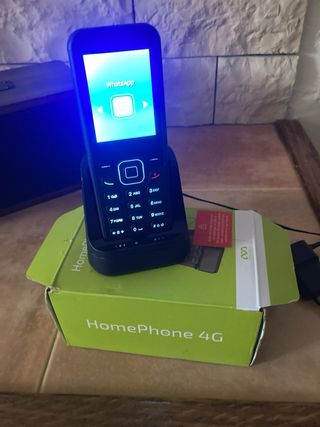 Teléfono móvil con teclado, es 4G, tiene whatsapp