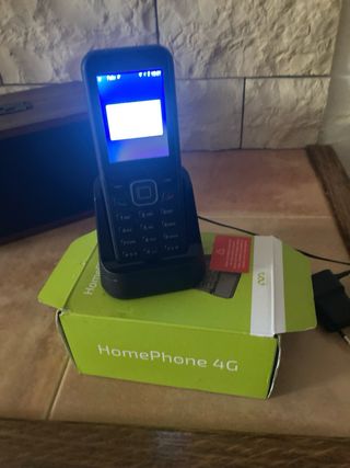 Teléfono móvil con teclado, es 4G, tiene whatsapp