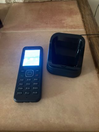Teléfono móvil con teclado, es 4G, tiene whatsapp