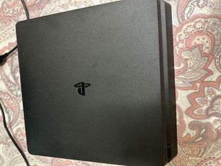 PS4 (PlayStation 4) negra con mando rojo