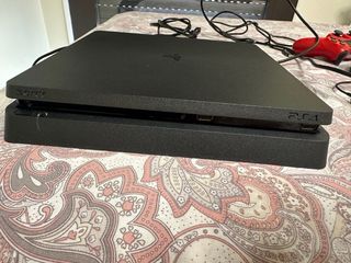 PS4 (PlayStation 4) negra con mando rojo