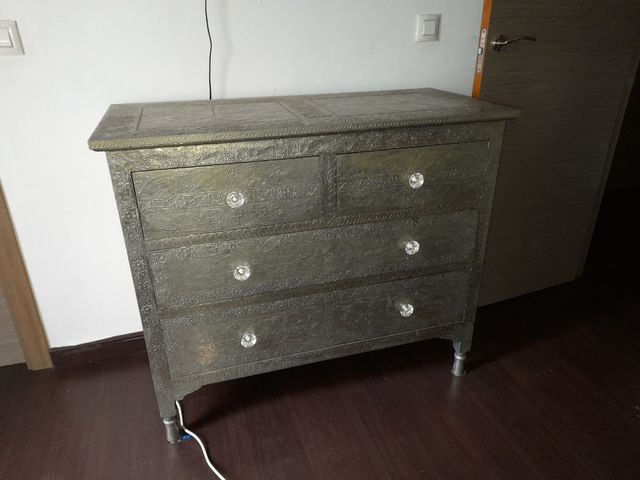 Cómoda 4 cajones metal estilo veneciano