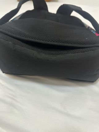 Mochila negra y multicolor