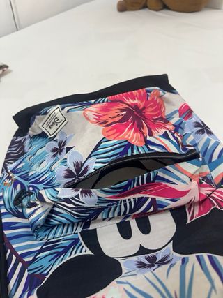 Mochila negra y multicolor