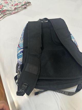 Mochila negra y multicolor