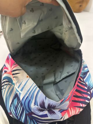 Mochila negra y multicolor