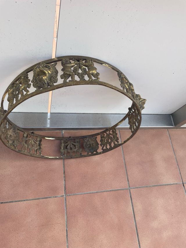 Struttura della lampada in bronzo antico