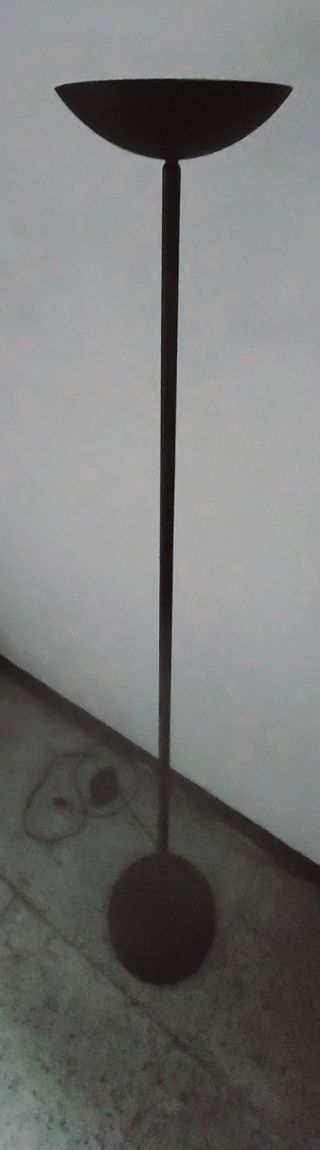 Lámpara pie negra regulable