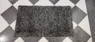 Alfombra gris y negra 