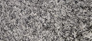 Alfombra gris y negra 