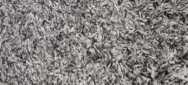 Alfombra gris y negra