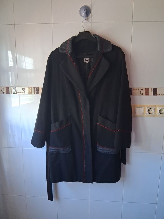 Abrigo negro con detalles rojos