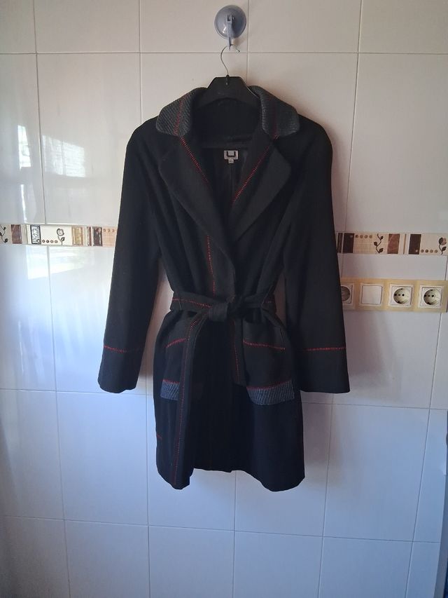 Abrigo negro con detalles rojos