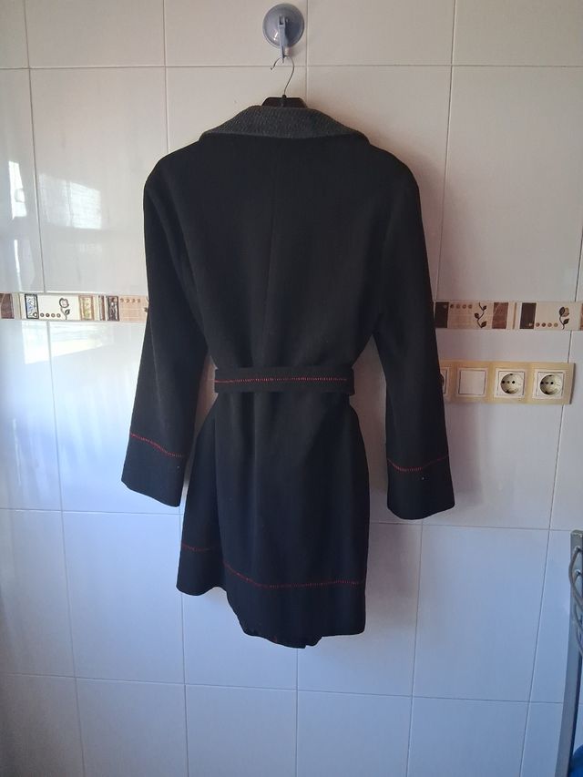Abrigo negro con detalles rojos